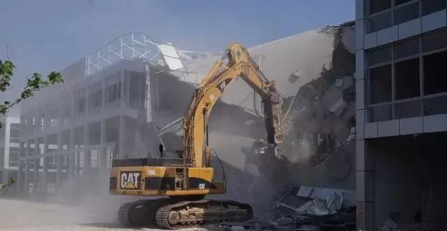 整頓大棚房成了一刀切的代名詞，斷水?dāng)嚯姶u瓦不留，拆成了荒蕪！