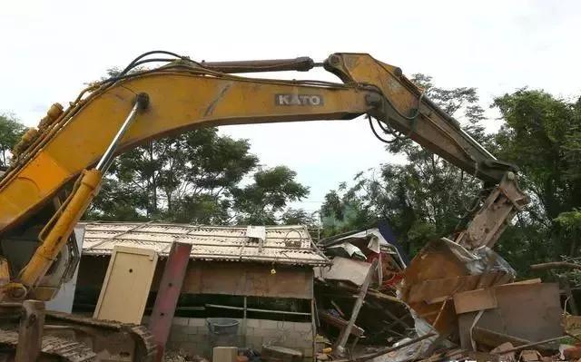 整頓大棚房成了一刀切的代名詞，斷水?dāng)嚯姶u瓦不留，拆成了荒蕪！